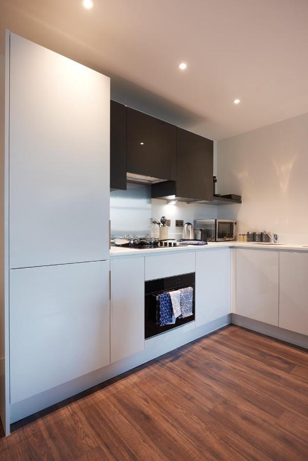 Апартаменты Seven Living Slough - Free Parking & Fast Wi-Fi Экстерьер фото
