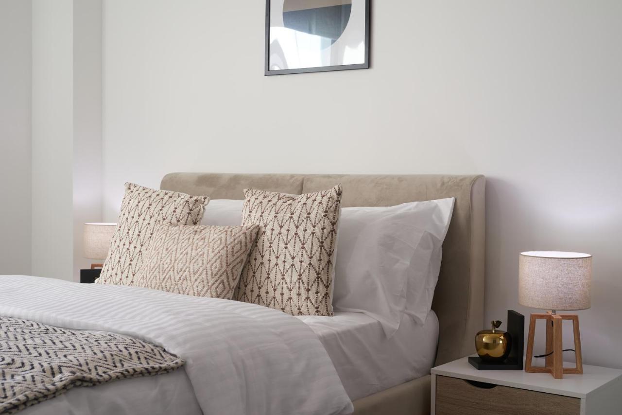 Апартаменты Seven Living Slough - Free Parking & Fast Wi-Fi Экстерьер фото