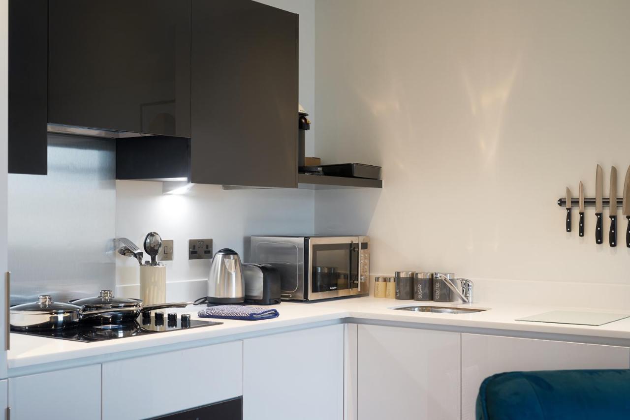 Апартаменты Seven Living Slough - Free Parking & Fast Wi-Fi Экстерьер фото