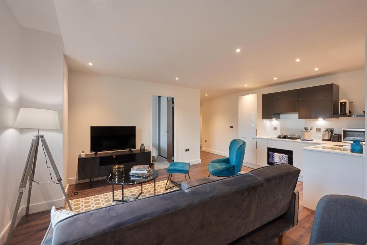 Апартаменты Seven Living Slough - Free Parking & Fast Wi-Fi Экстерьер фото