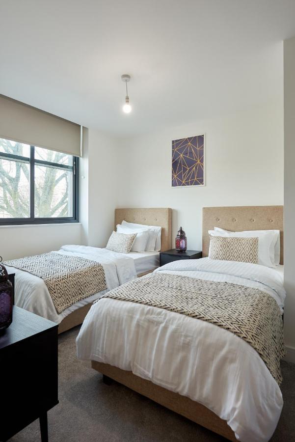 Апартаменты Seven Living Slough - Free Parking & Fast Wi-Fi Экстерьер фото