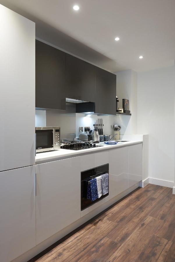 Апартаменты Seven Living Slough - Free Parking & Fast Wi-Fi Экстерьер фото