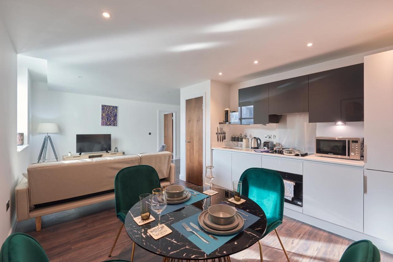 Апартаменты Seven Living Slough - Free Parking & Fast Wi-Fi Экстерьер фото