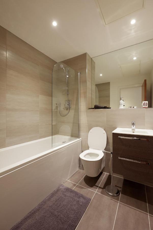 Апартаменты Seven Living Slough - Free Parking & Fast Wi-Fi Экстерьер фото
