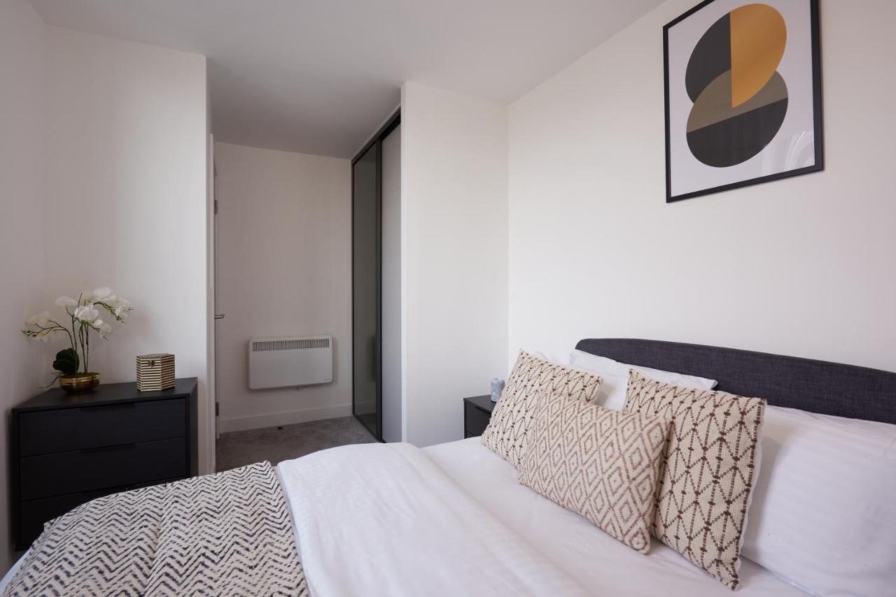 Апартаменты Seven Living Slough - Free Parking & Fast Wi-Fi Экстерьер фото