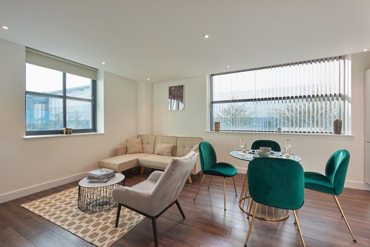 Апартаменты Seven Living Slough - Free Parking & Fast Wi-Fi Экстерьер фото